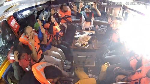 이스라엘군이 들이닥치자 매들린호에 타고 있던 인사들이 두 손을 들고 있는 모습. 자유선단연합 제공. 연합뉴스